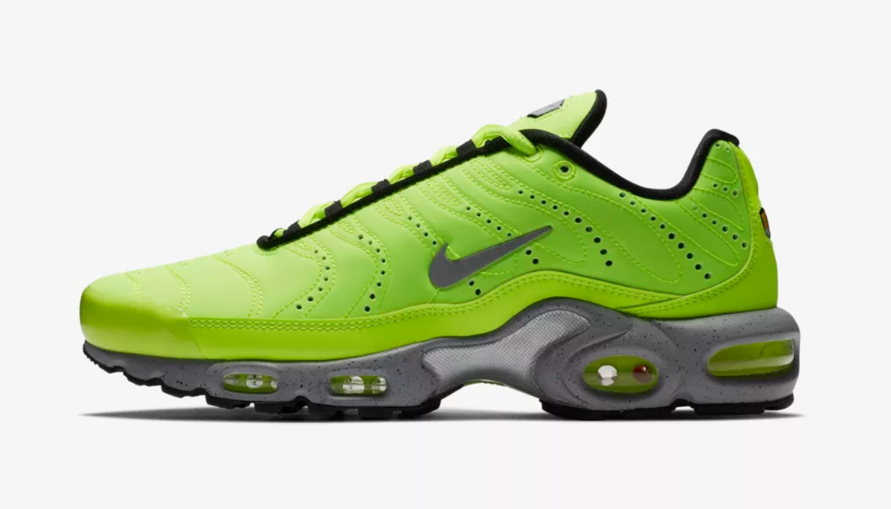 green nike air shoes