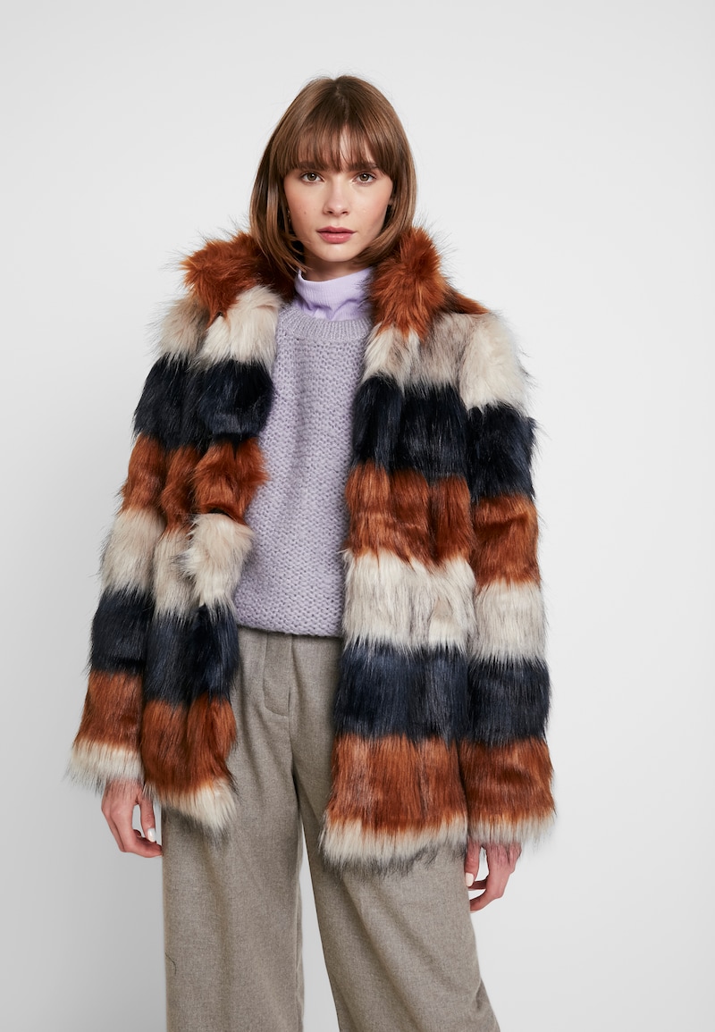 L'eco pellicciotto nero è tuo è lo prendi con i saldi inverno 2020