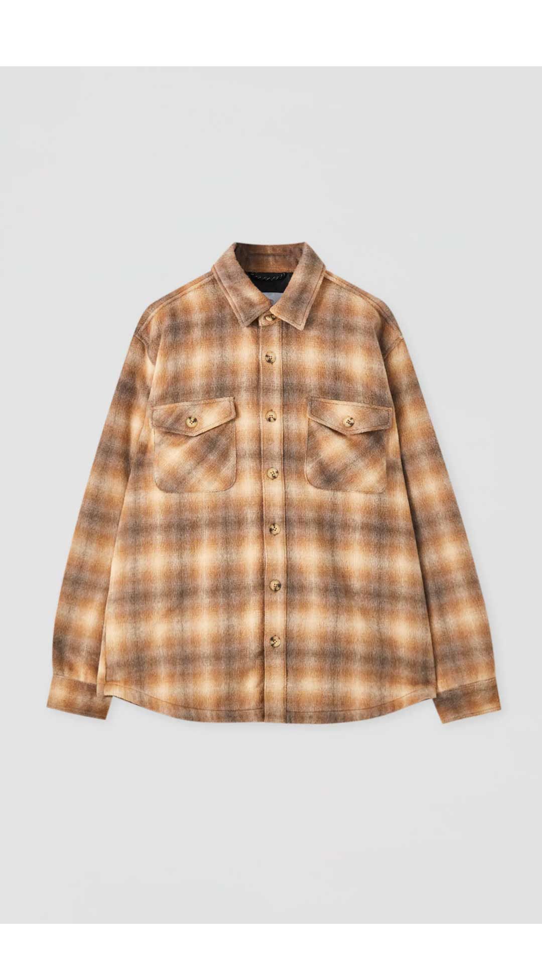 Brad Pitt con camisa de cuadros- Fotos del look casual del actor