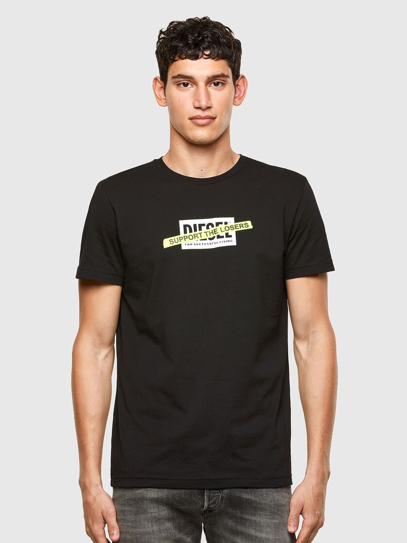 Miguel Herrán luce músculo con esta camiseta de Diesel de hombre