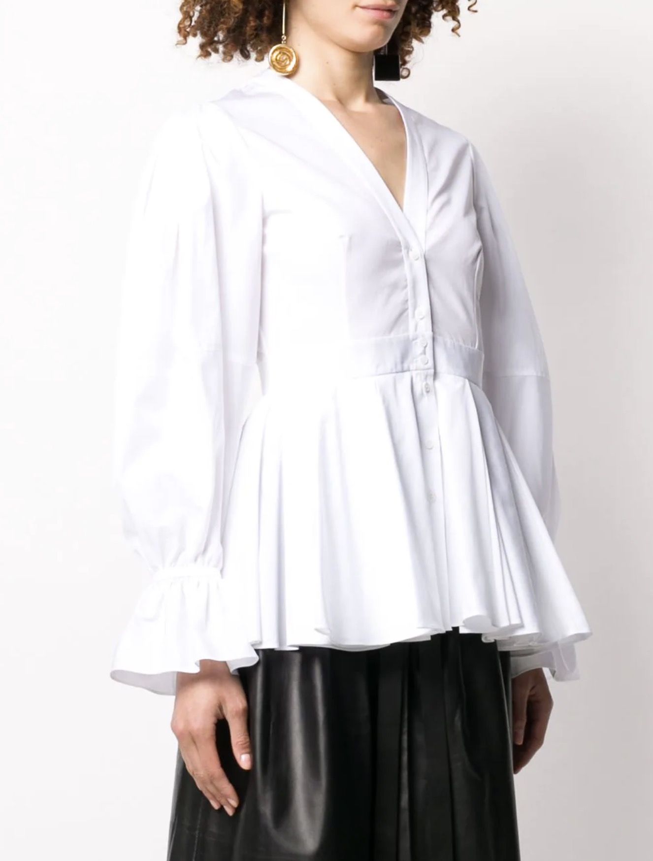 Camisa blanca de volantes: cómo combinarla