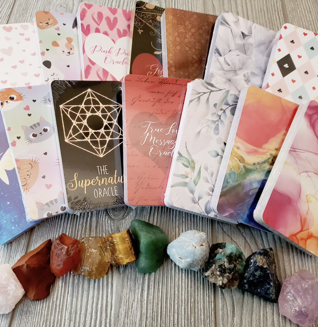 Ежемесячные подарки. Оригинальные подарки на новый год. Розыгрыш подарков. Ежемесячные подарки. Подарок в руках.