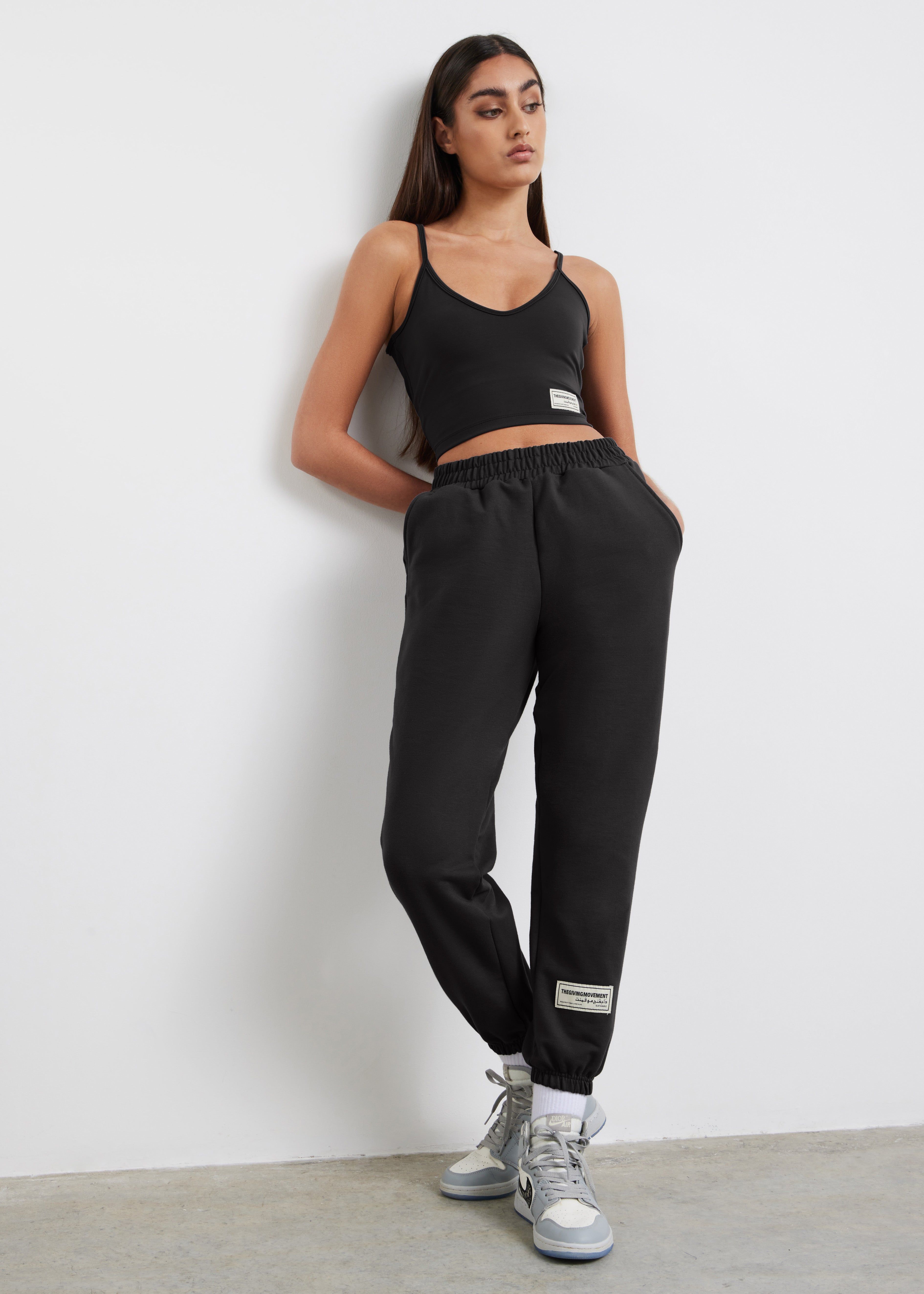 Eva Longoria: look 'sporty' con abrigo negro y Adidas Yeezy