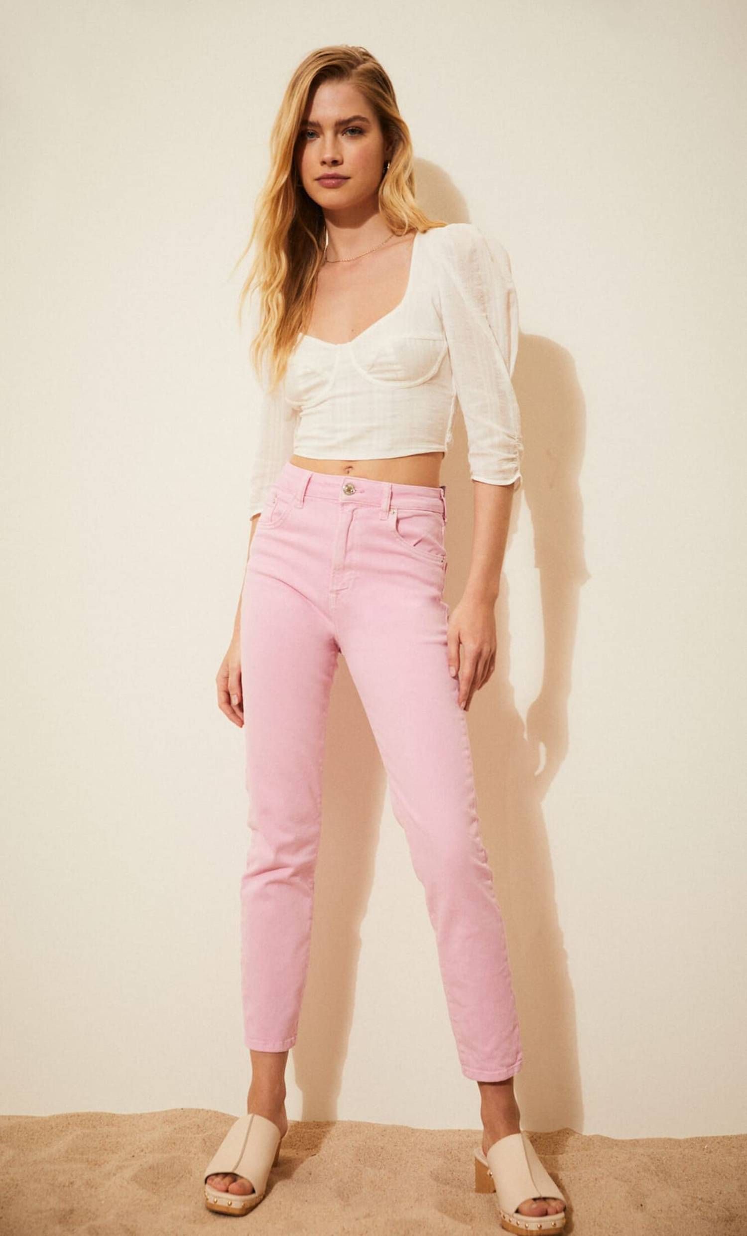 Stradivarius tiene los jeans rosas efecto piernas infinitas