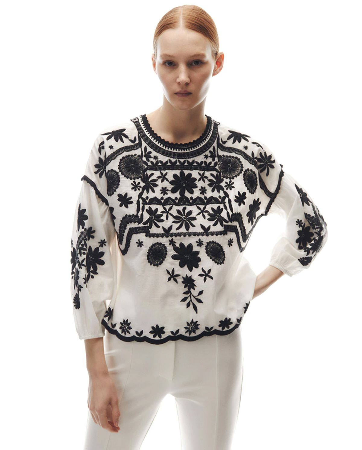 Leonor y Sofía, de firma española para visitar a refugiados