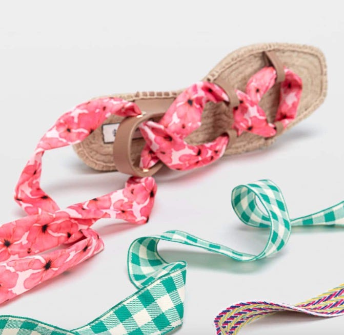 Stradivarius tiene las sandalias de tiras intercambiable del verano