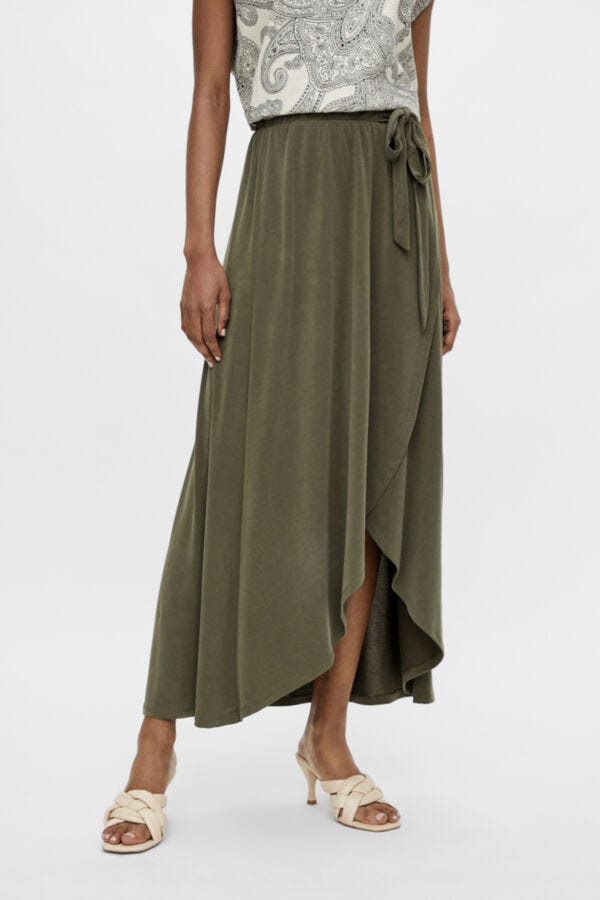 La falda larga para bajitas de Cortefiel que tu armario suplica