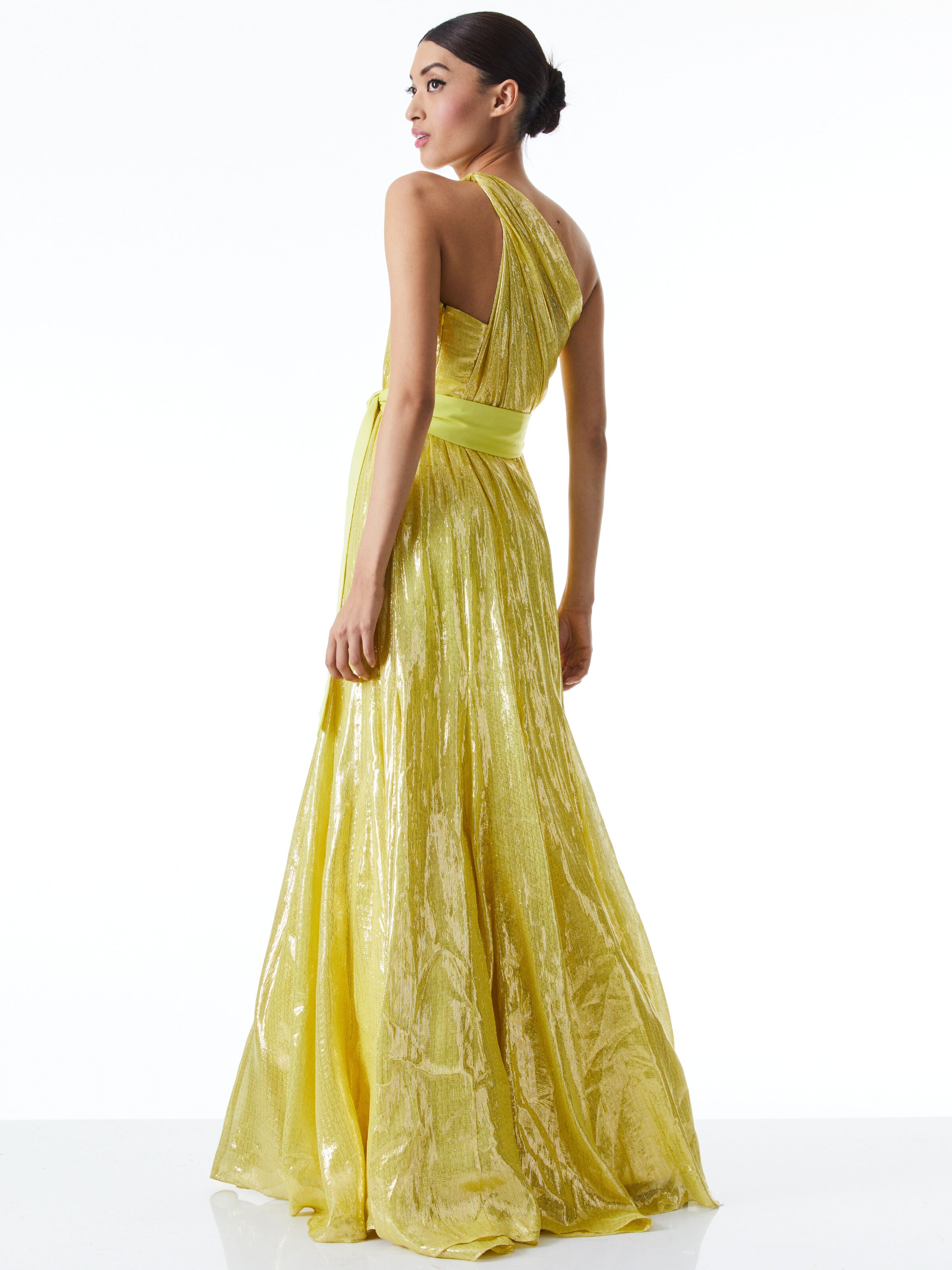 Testimone di nozze: abito e galateo per il grande giorno