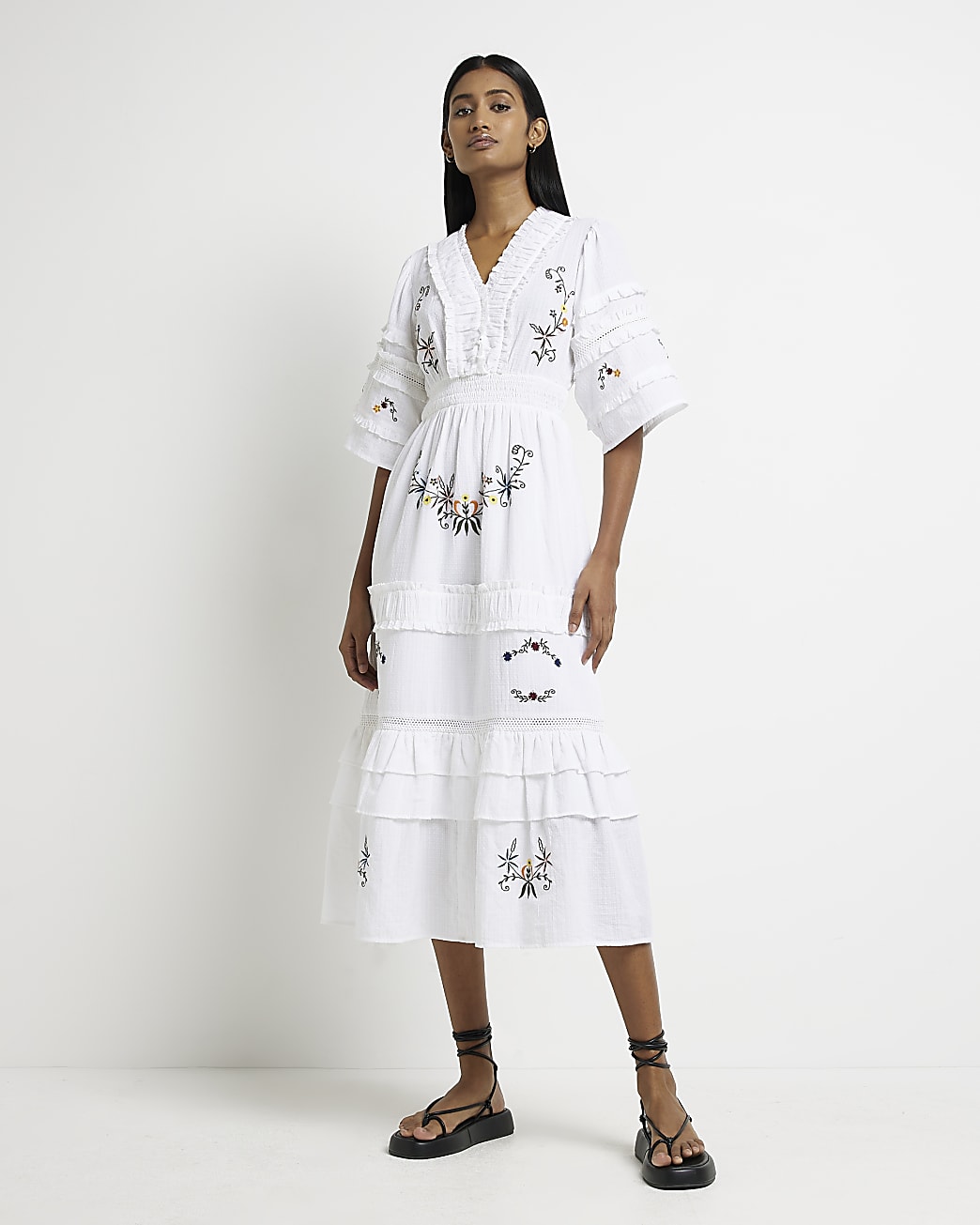 Kate Middleton makes surprise visit to V&A in stylish dress