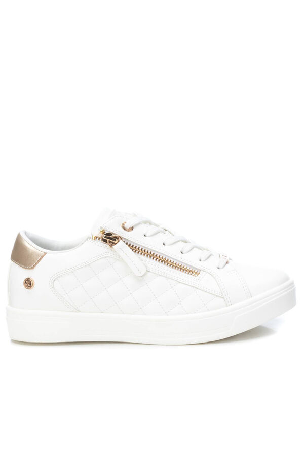 Zapatillas blancas de mujer que son tendencia