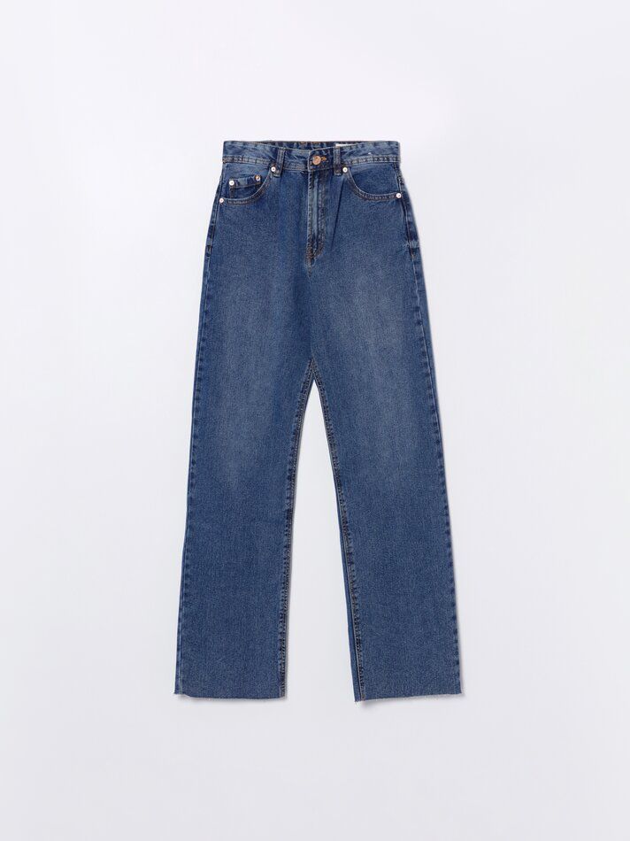 Patricia Conde: pantalones vaqueros rectos y converse