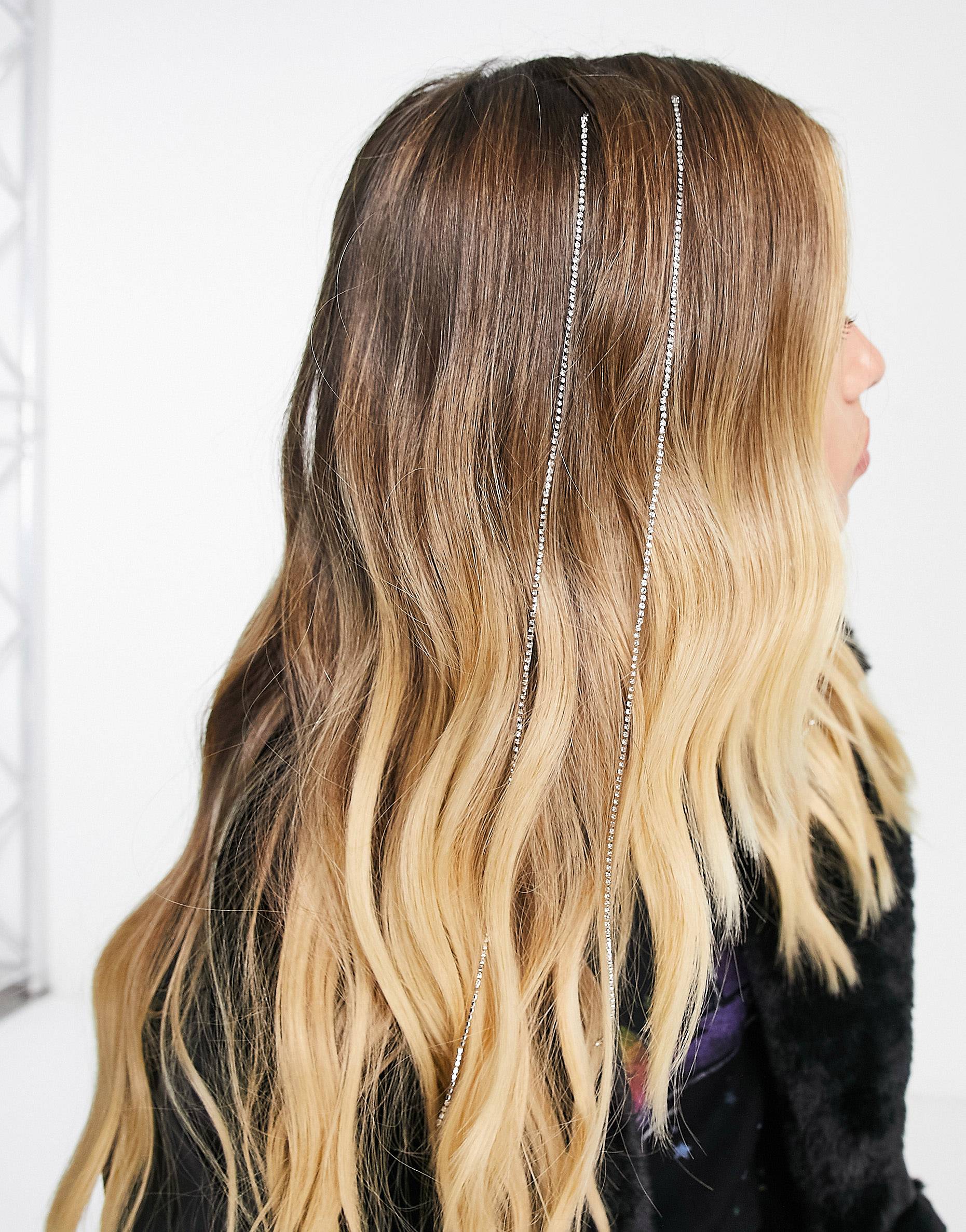 Natale 2022: le idee di acconciatura con accessori per le feste