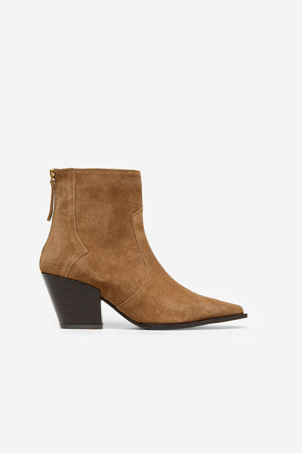 Paula Echevarría: crop top, vaqueros rectos y accesorios brilli