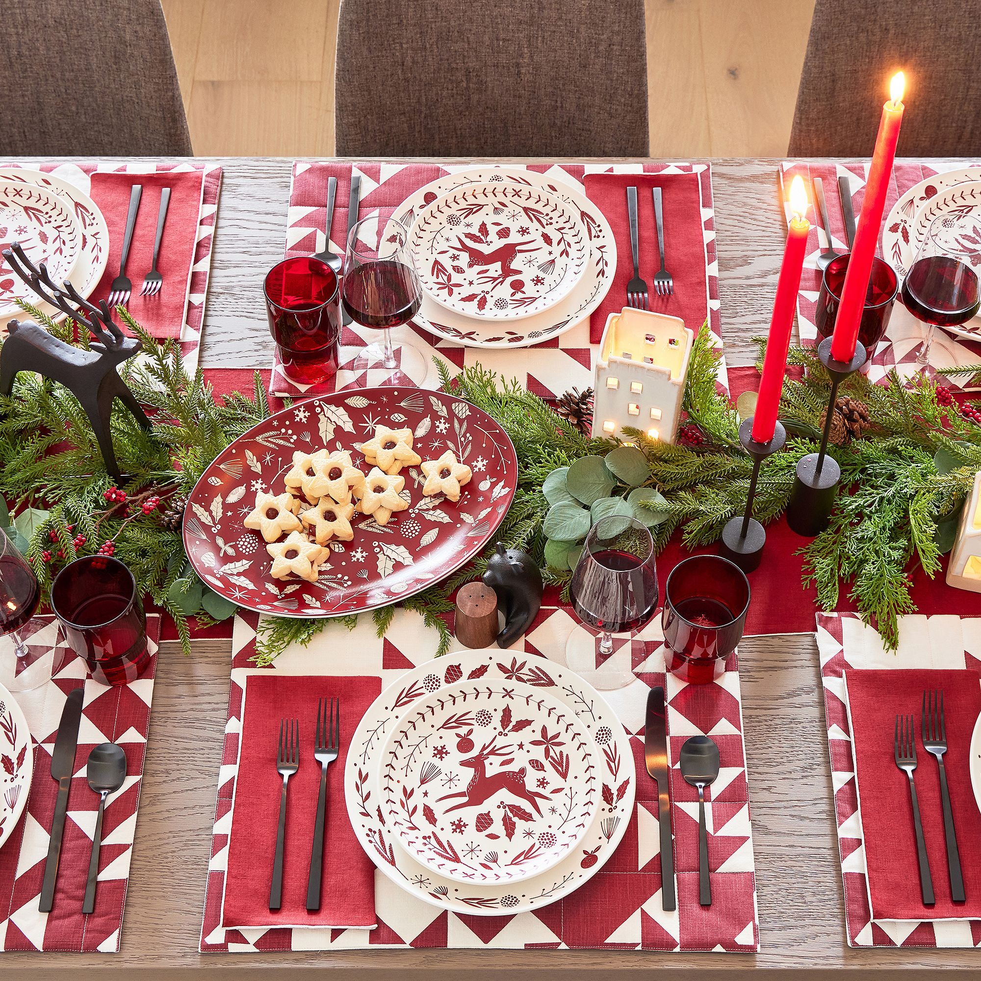 45 Holiday Place Settings 2022 — Tips for Christmas Tablescapes