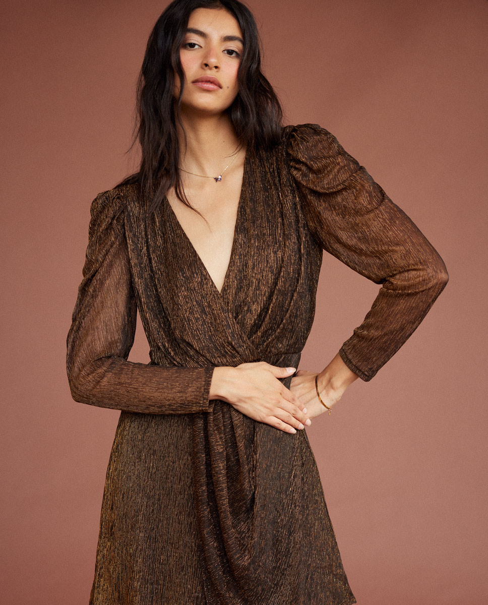 Sara Carbonero con un look 'total black' lleno de tendencias