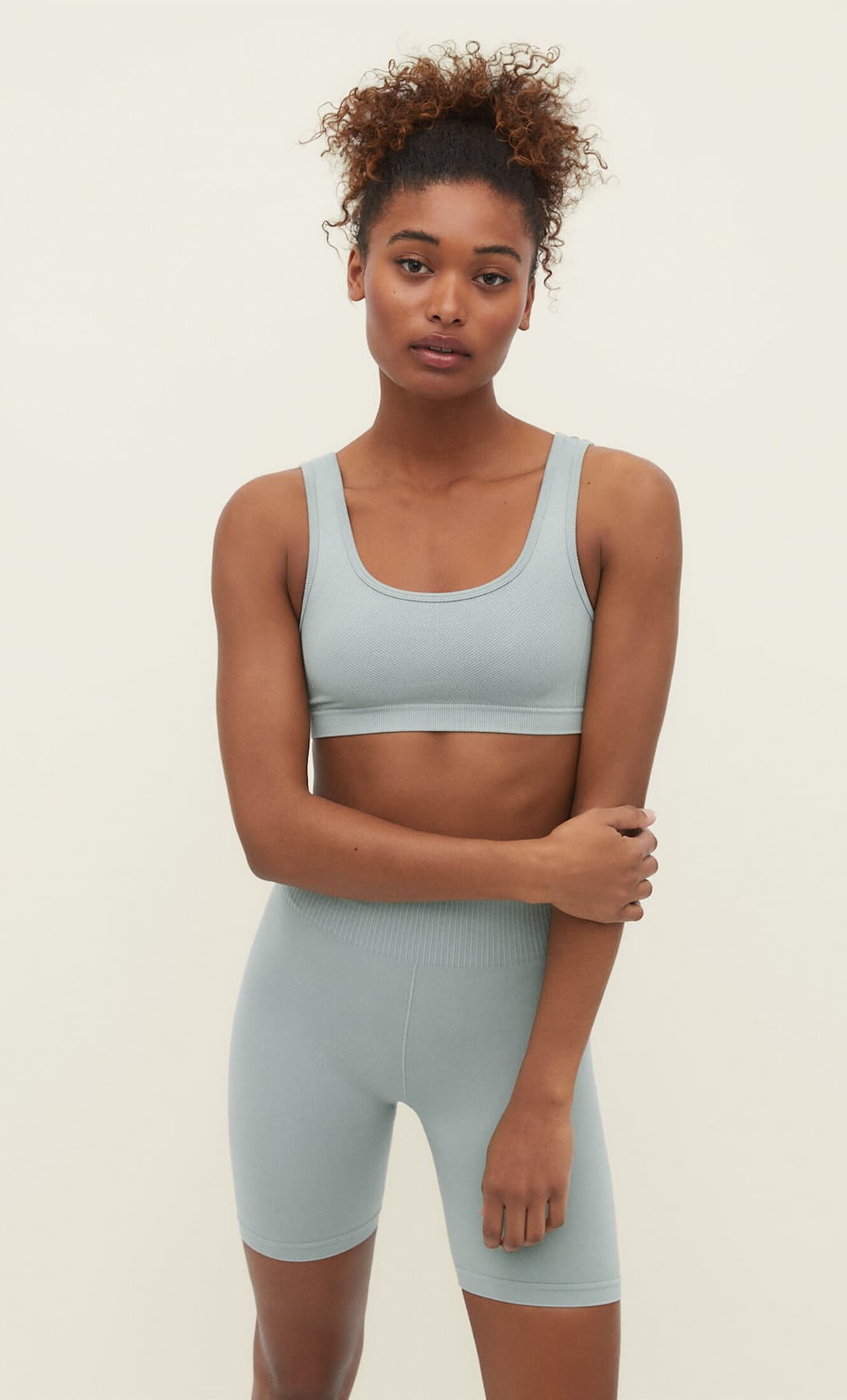 El conjunto deportivo azul pastel más bonito es de Stradivarius