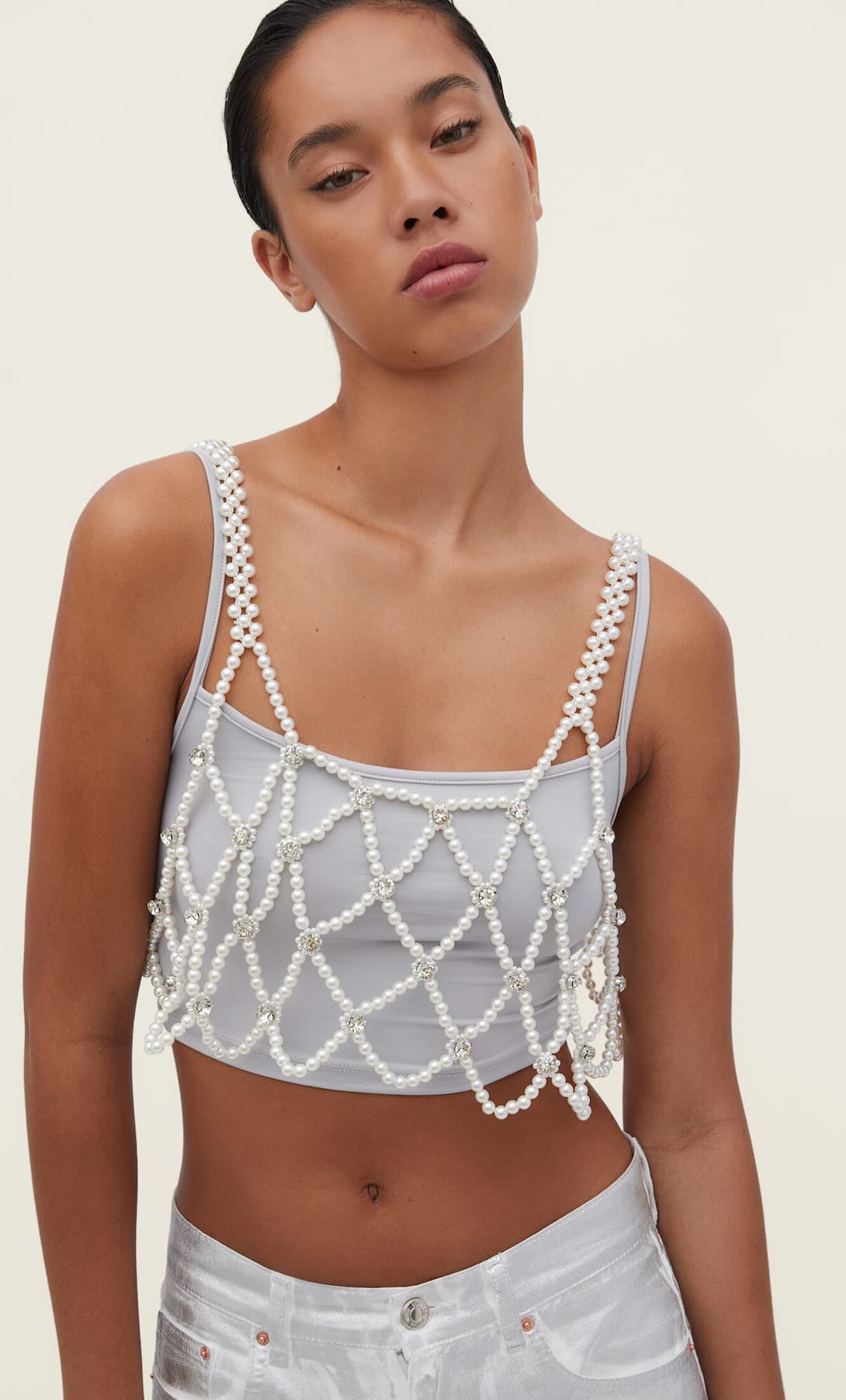 10 camisetas y tops bonitos que elevan un 'look' de 'jeans' en verano