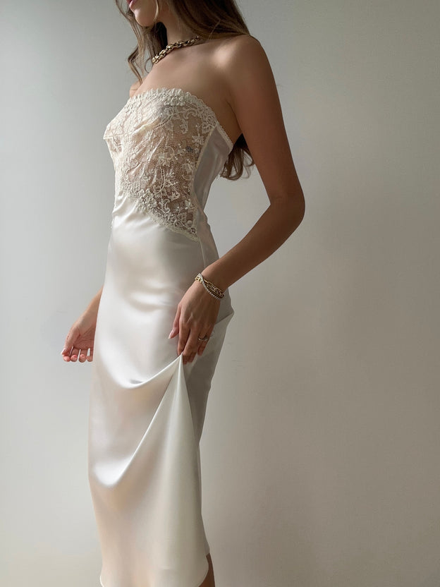 Hailey Bieber, impresionante con un vestido de encaje y