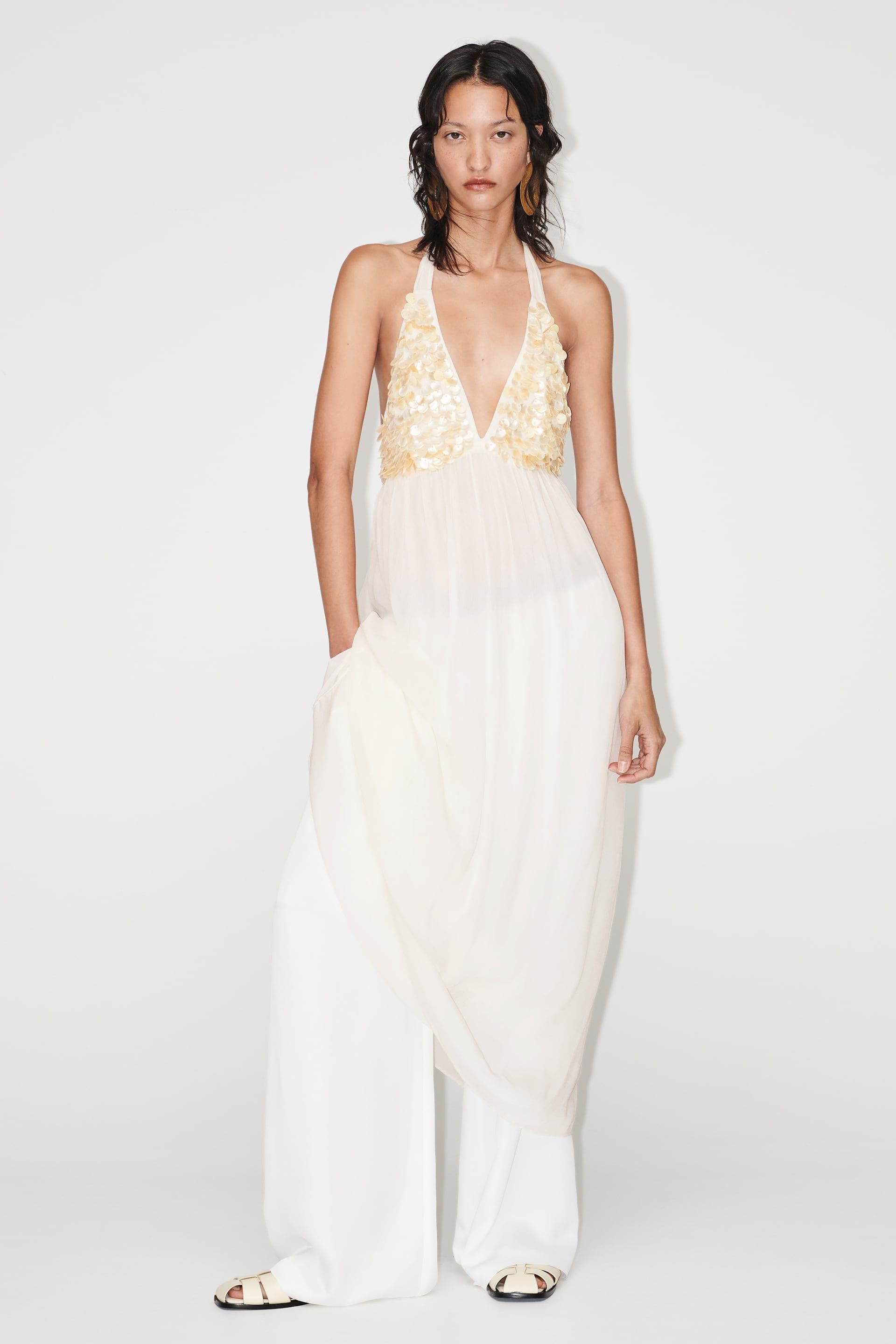 vestidos blancos de estilo ibicenco de la nueva colección de