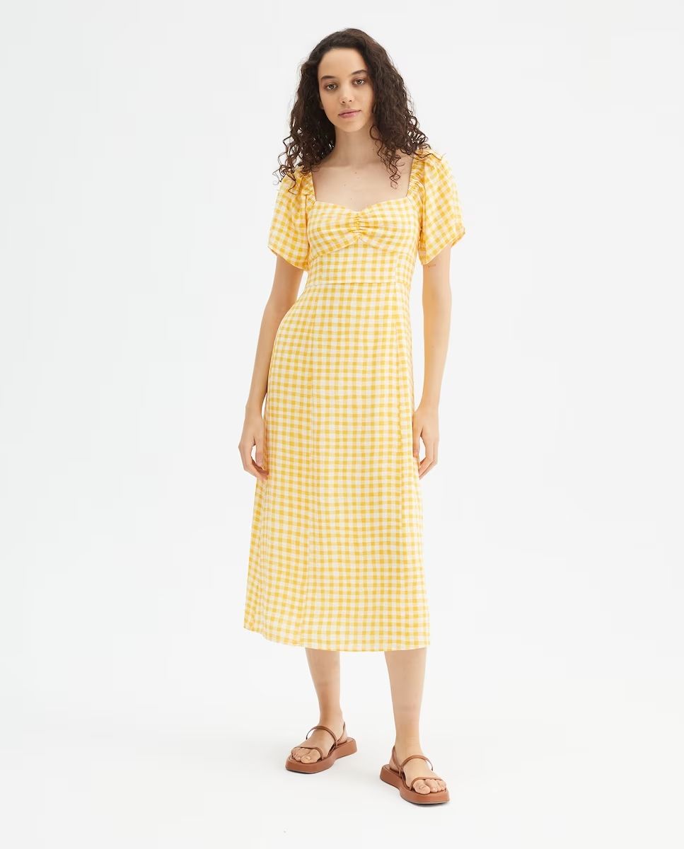 Isabelle Junot con vestido midi de cuadros vichy