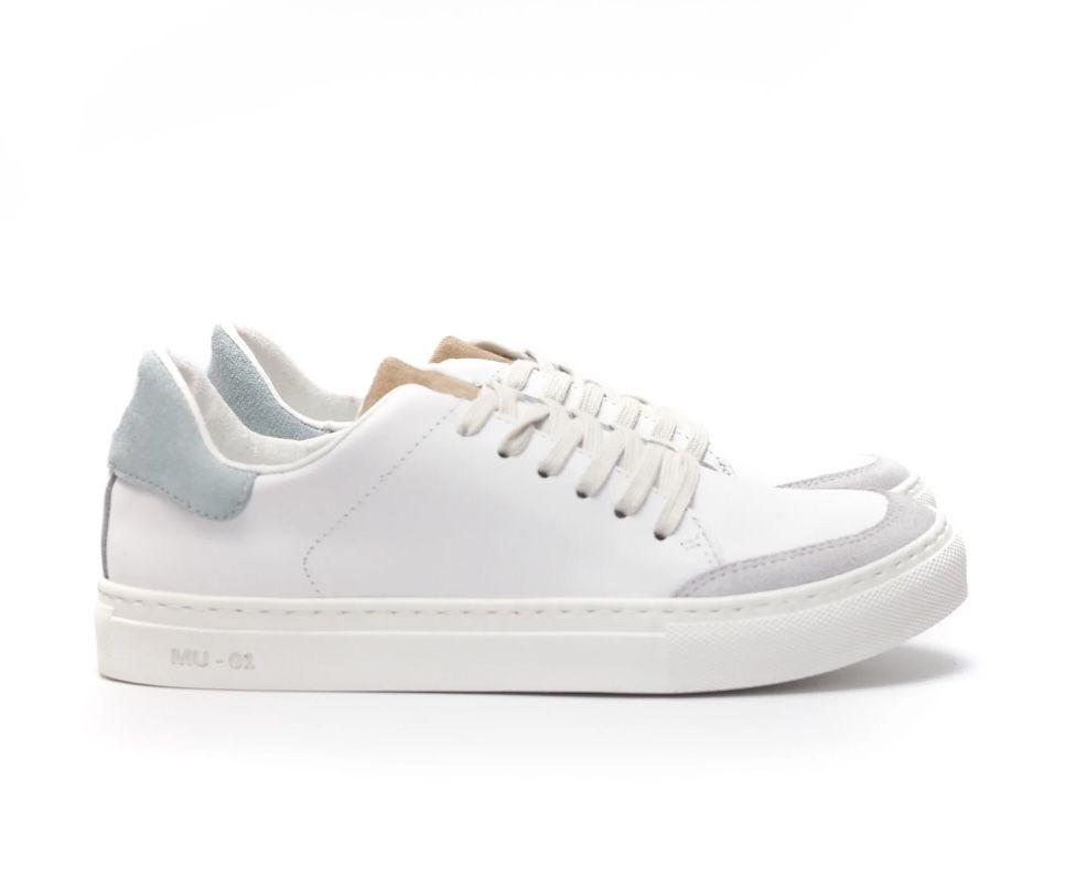 La reina Letizia pone de moda estas zapatillas españolas, cómodas