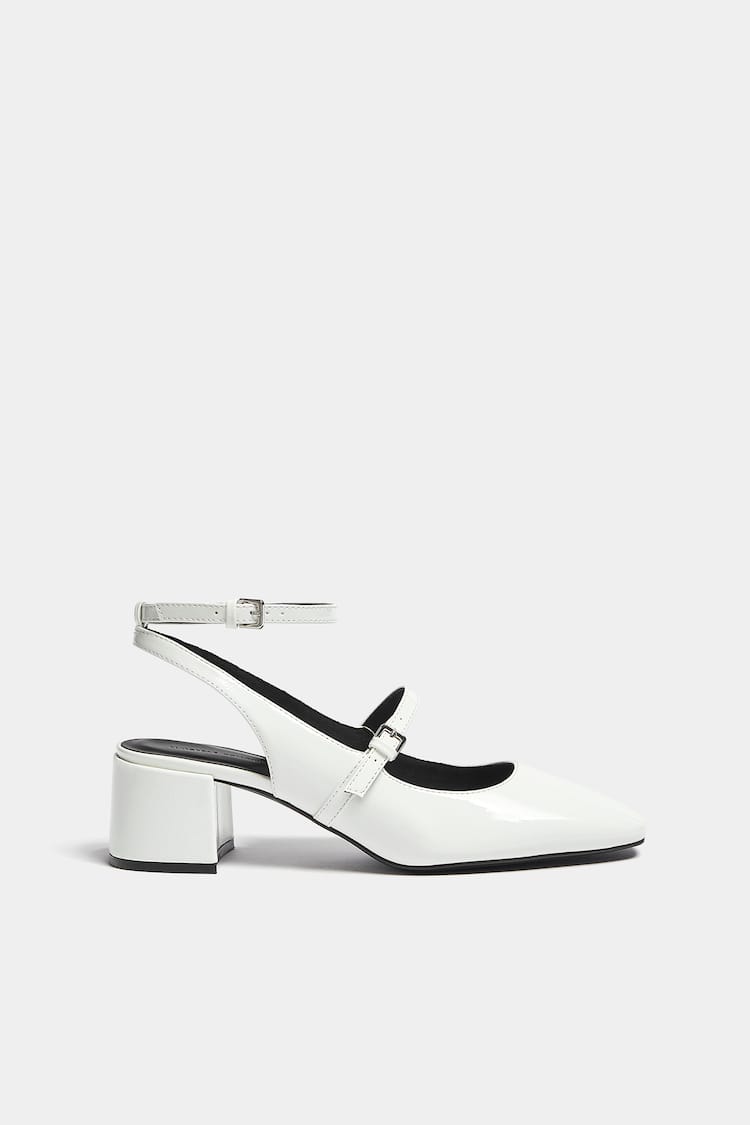 Merceditas blancas, los zapatos bonitos y cómodos de moda del otoño