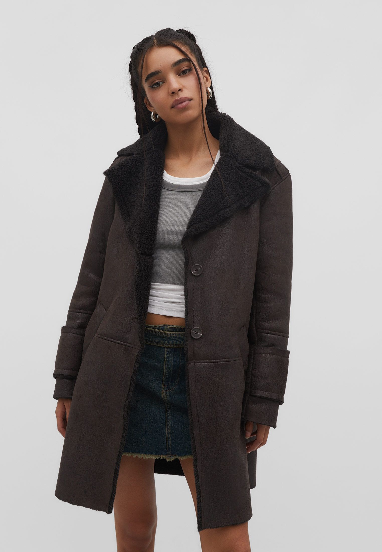 abrigos negros de Zara, Stradivarius y Mango tan bonitos como el