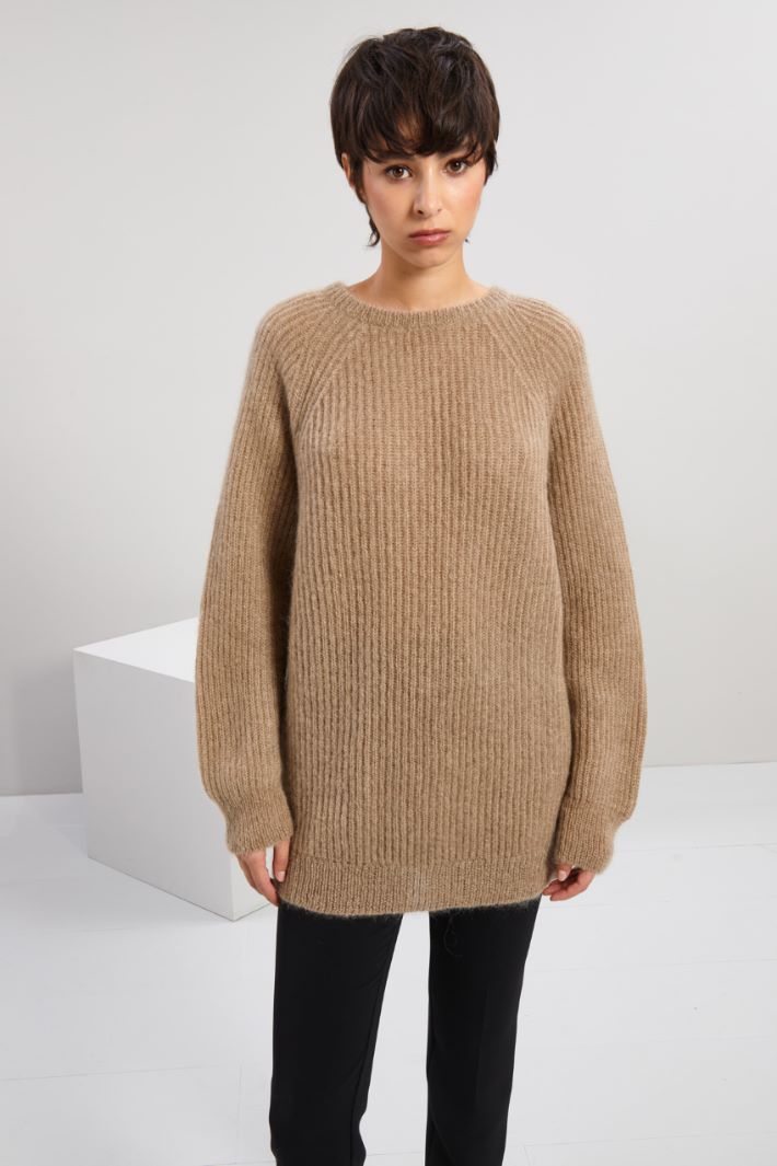 Maglione beige moda Inverno 2024: il look di Paola Marella