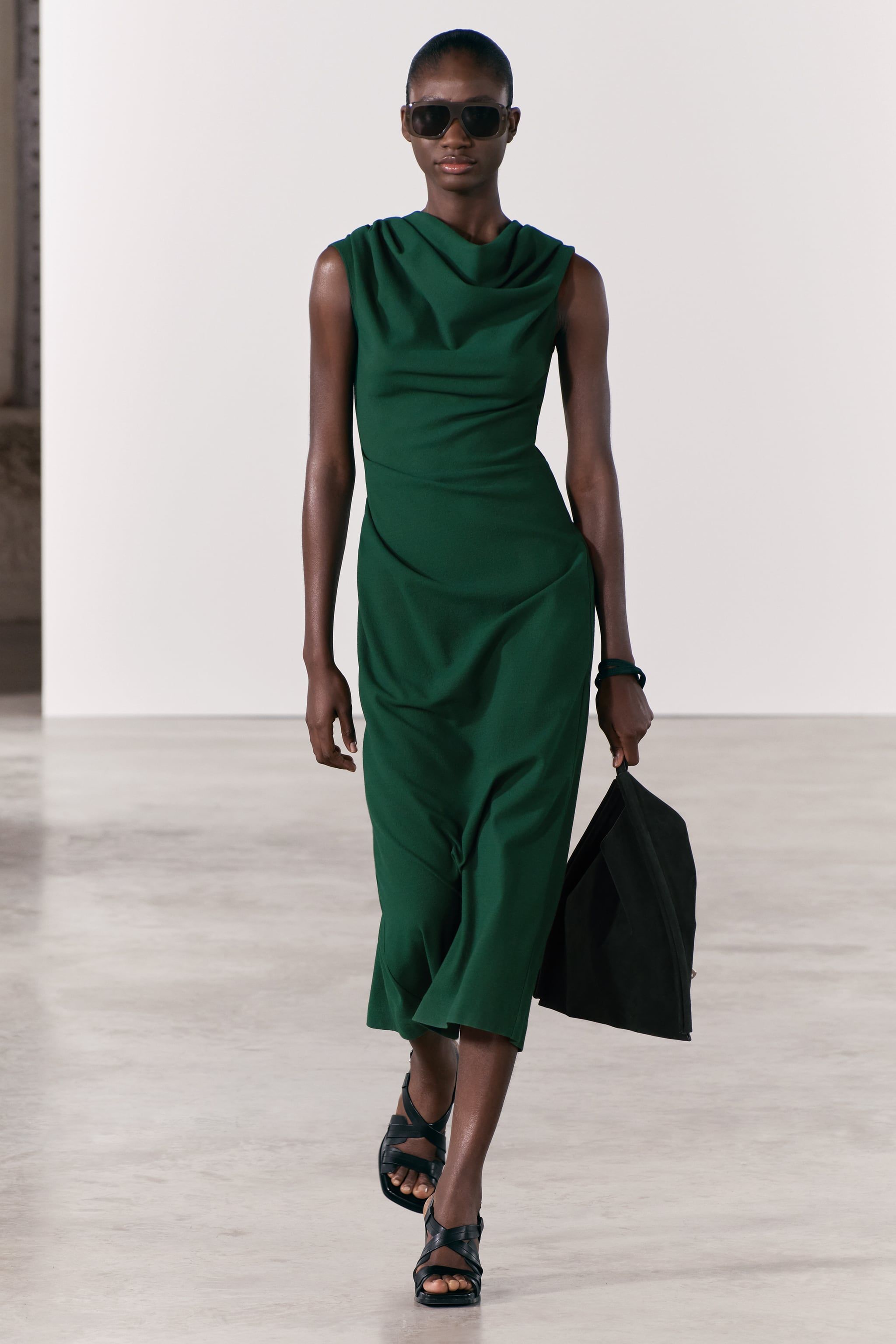 El vestido midi drapeado que Zara ha lanzado en cinco colores este