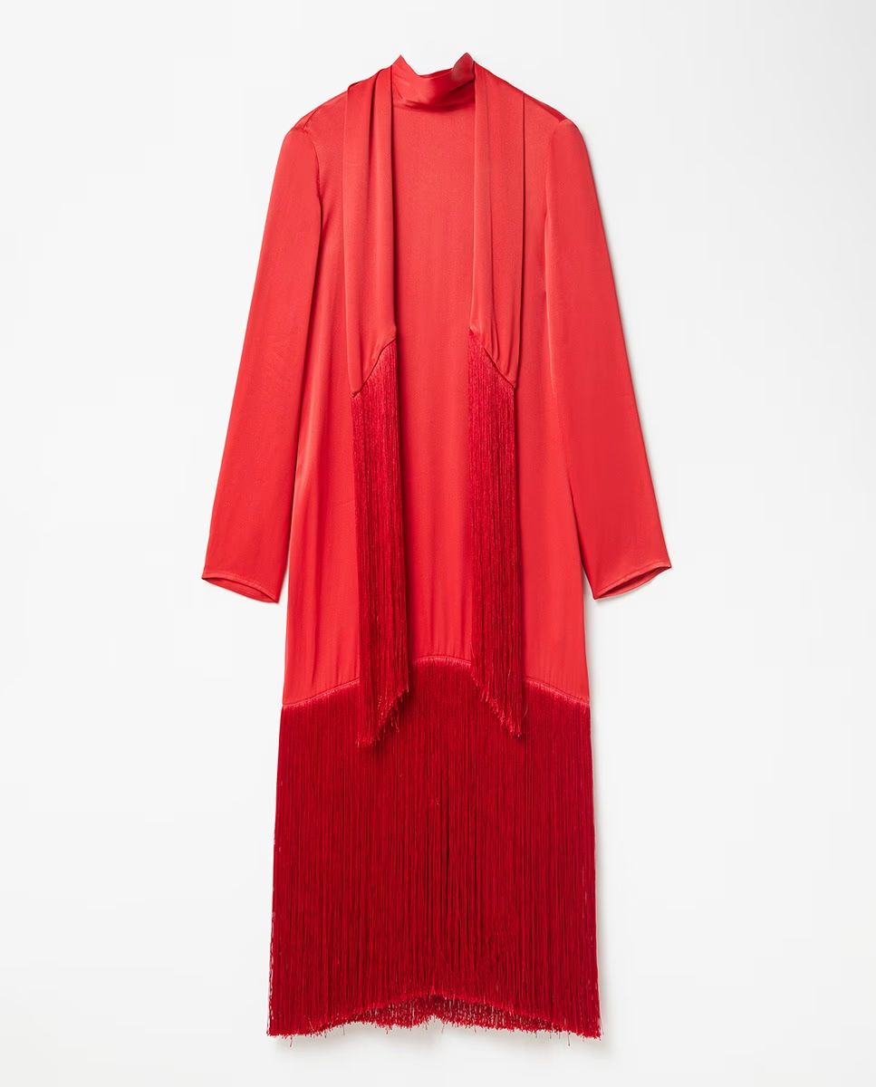 El vestido largo rojo con flecos de invitada de boda de Sfera que