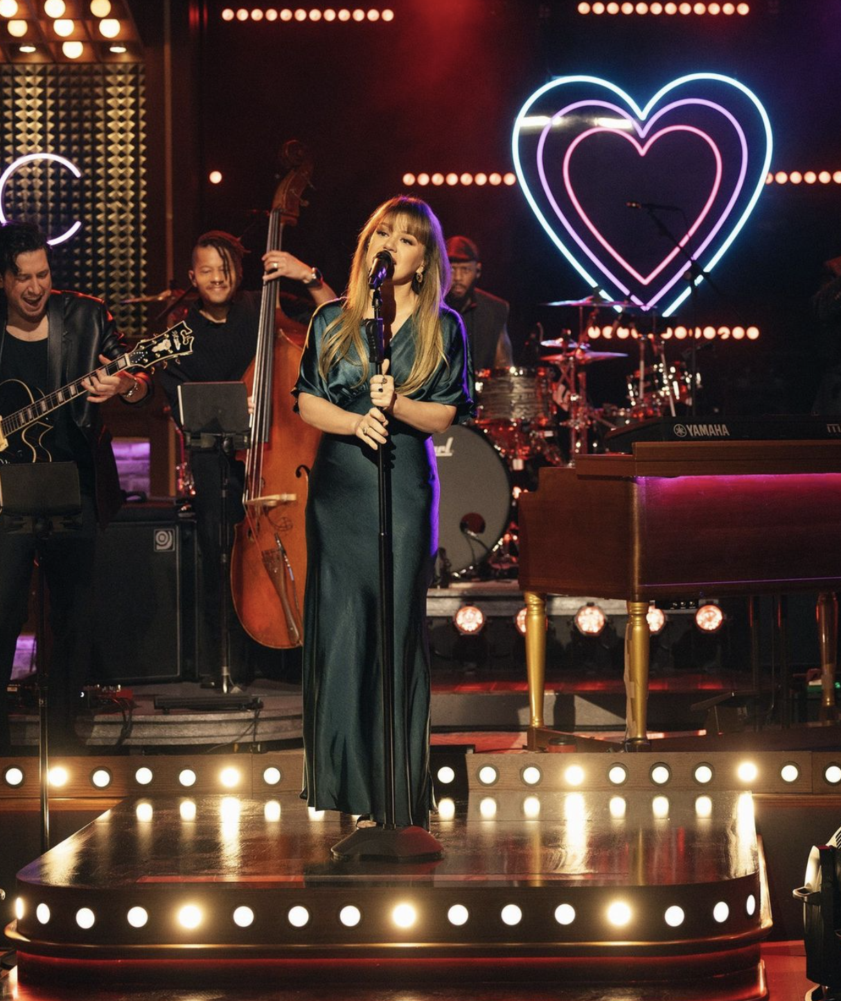 kelly clarkson green dress Some of Clarkson's Best Outfits Are Under $100 mini quinceanera dresses