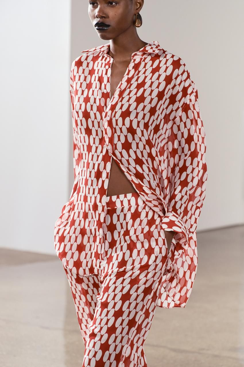 camisas estampadas fluidas de Zara, H&M y Pull&Bear tan bonitas