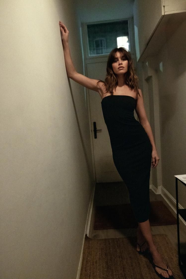 Zara lanza por menos de 30 euros un vestido negro minimalista