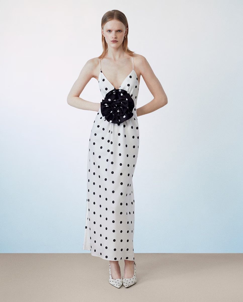 Así son los vestidos de lunares para las invitadas más elegantes