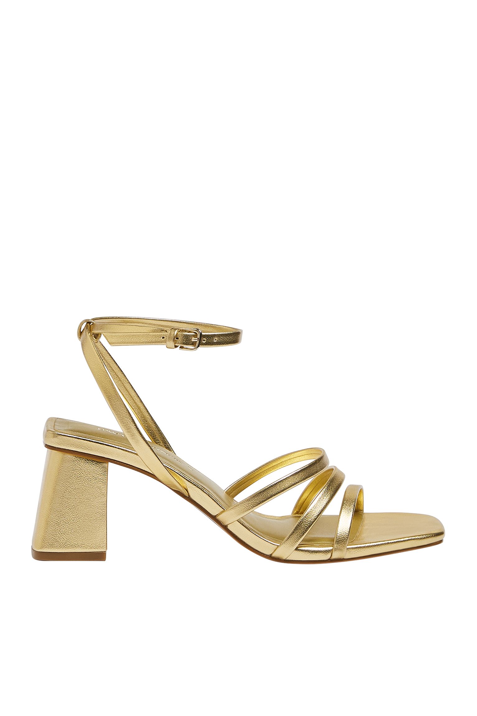 Sandalias doradas de tacón cómodo para invitadas de verano en Zara