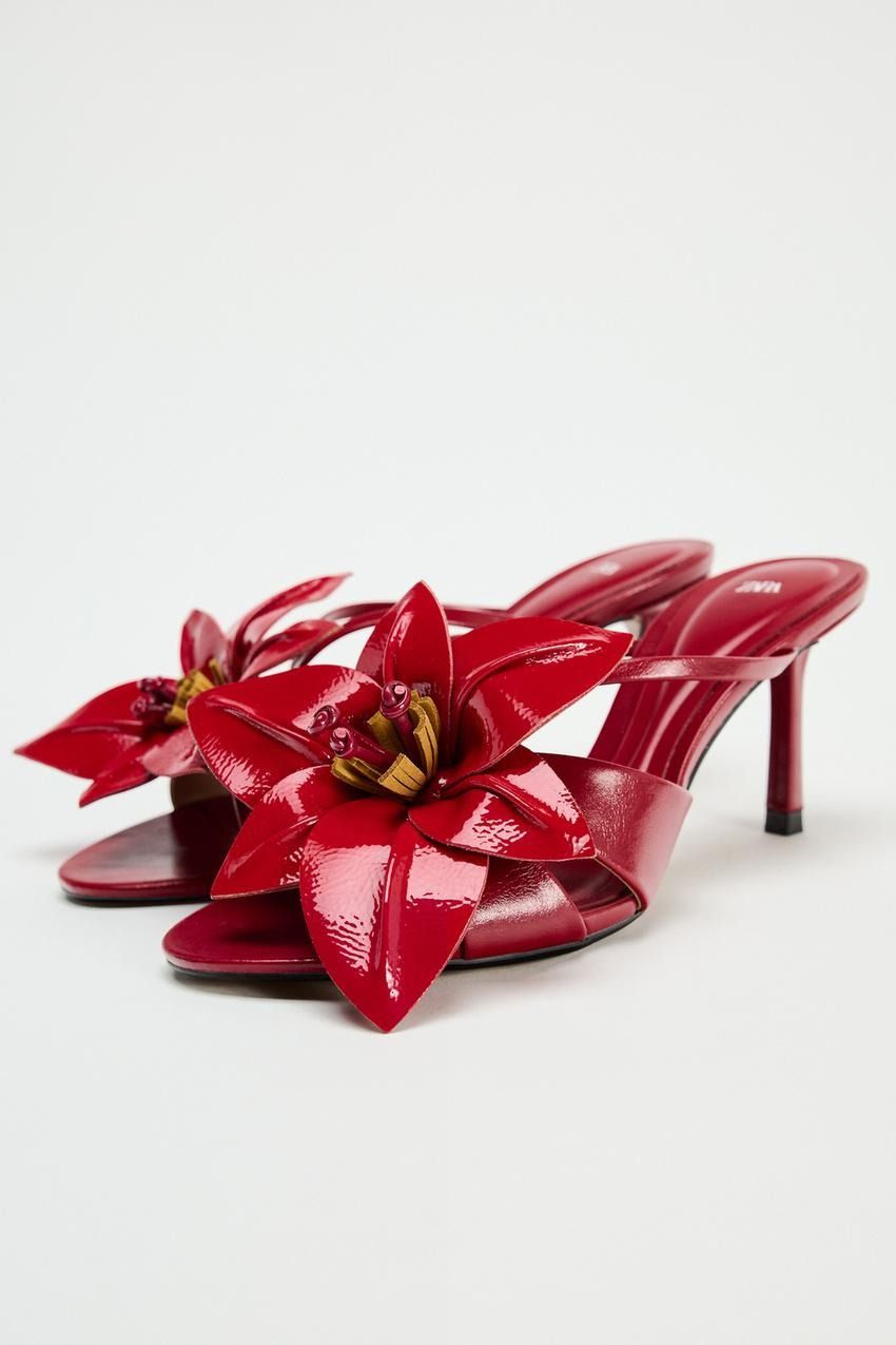 Zara Sandalias Rojas Zara Tiene Las Sandalias Con Flor Más
