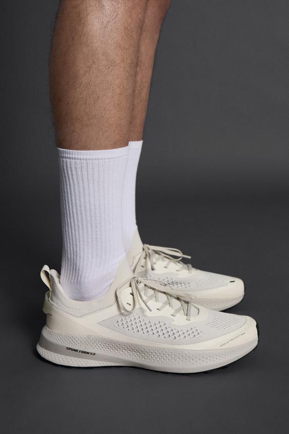 Llegan por menos de 40€ a Zara estas bonitas zapatillas de running