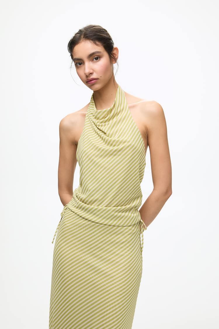 María Pombo agota el precioso y fresquito top plisado de Massimo