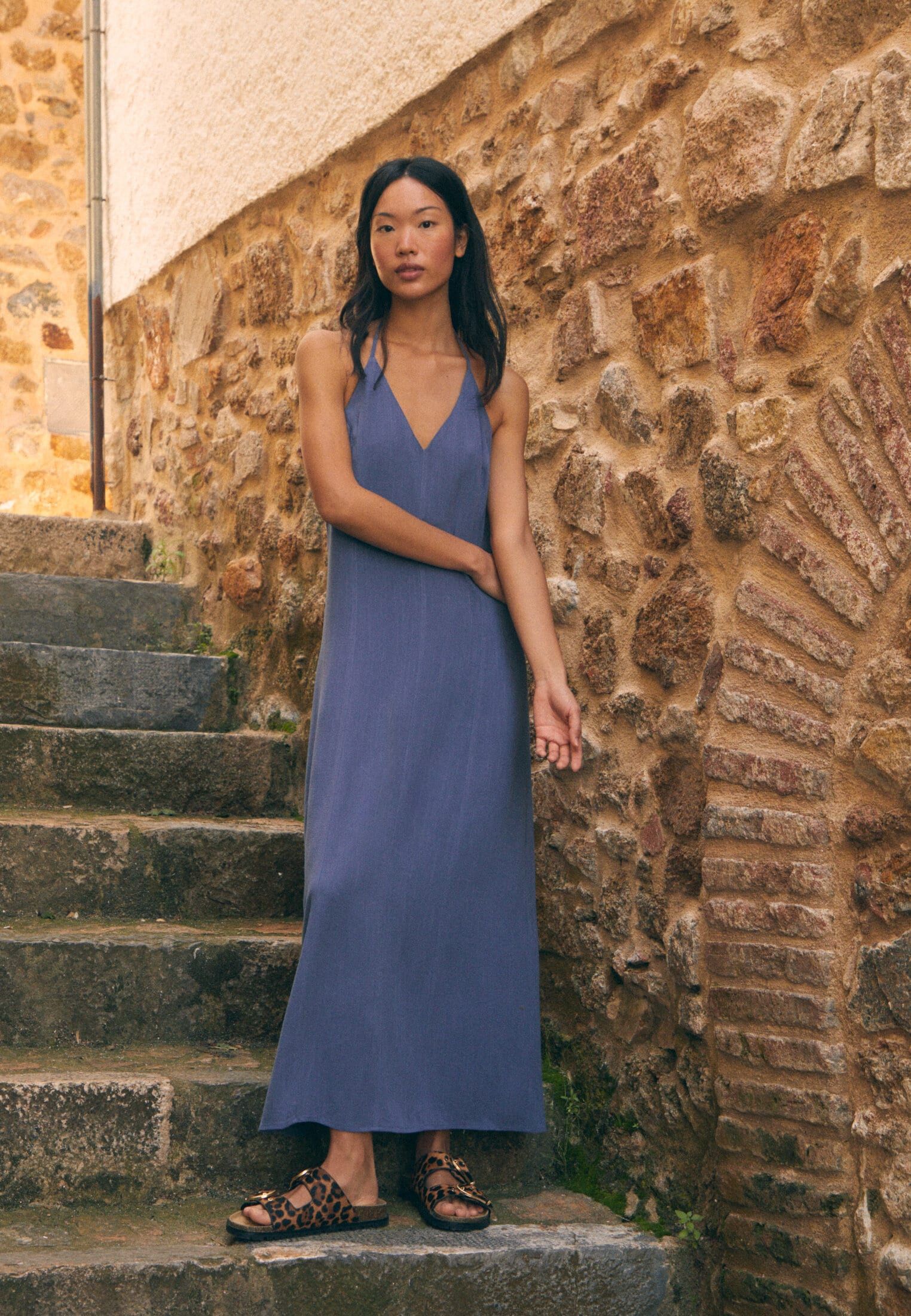 10 zapatillas diferentes para convertir tu vestido minimalista y