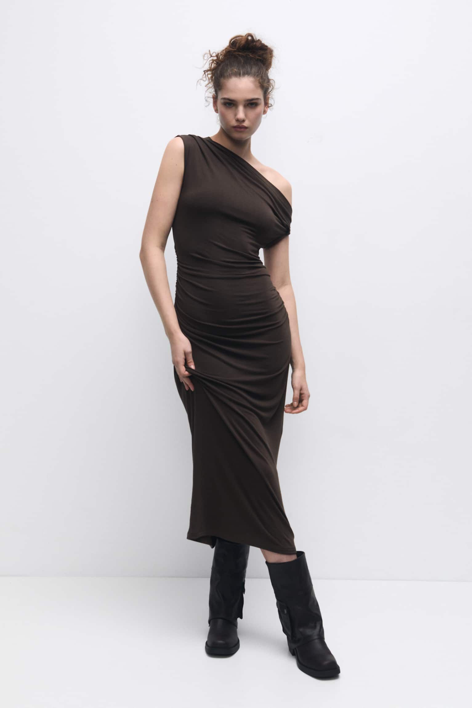 Dulceida arrasa con el vestido drapeado más favorecedor del verano