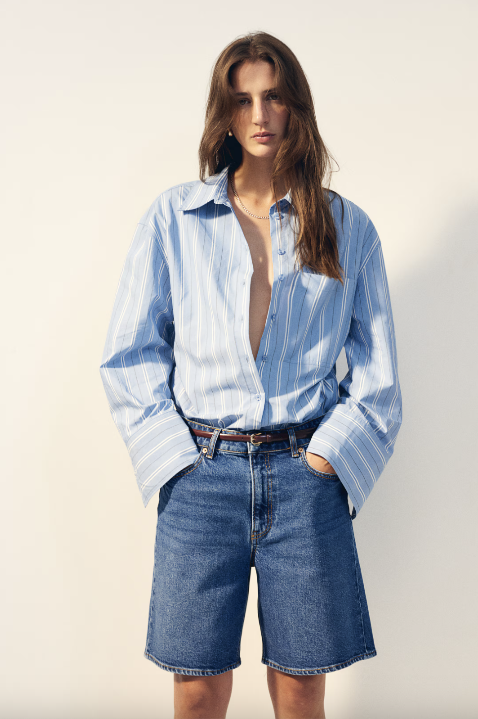 Cómo llevar las 10 bermudas vaqueras de Stradivarius, Zara o