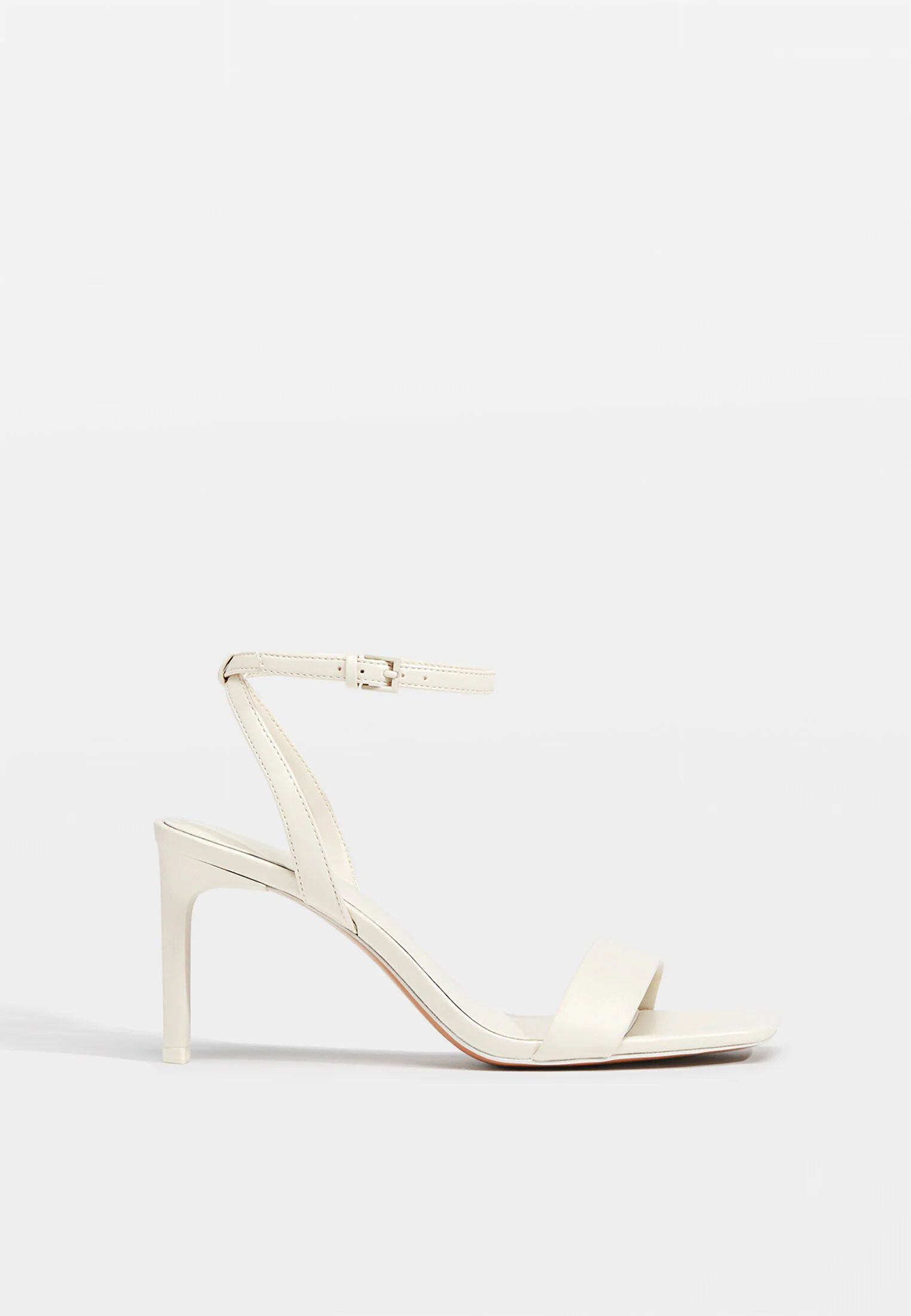 Segundas rebajas de Stradivarius: Sandalias y cuñas por 9€ (antes 35€)