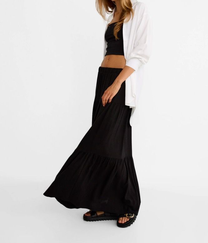 Cinco faldas negras largas de Zara, Stradivarius o Bershka que