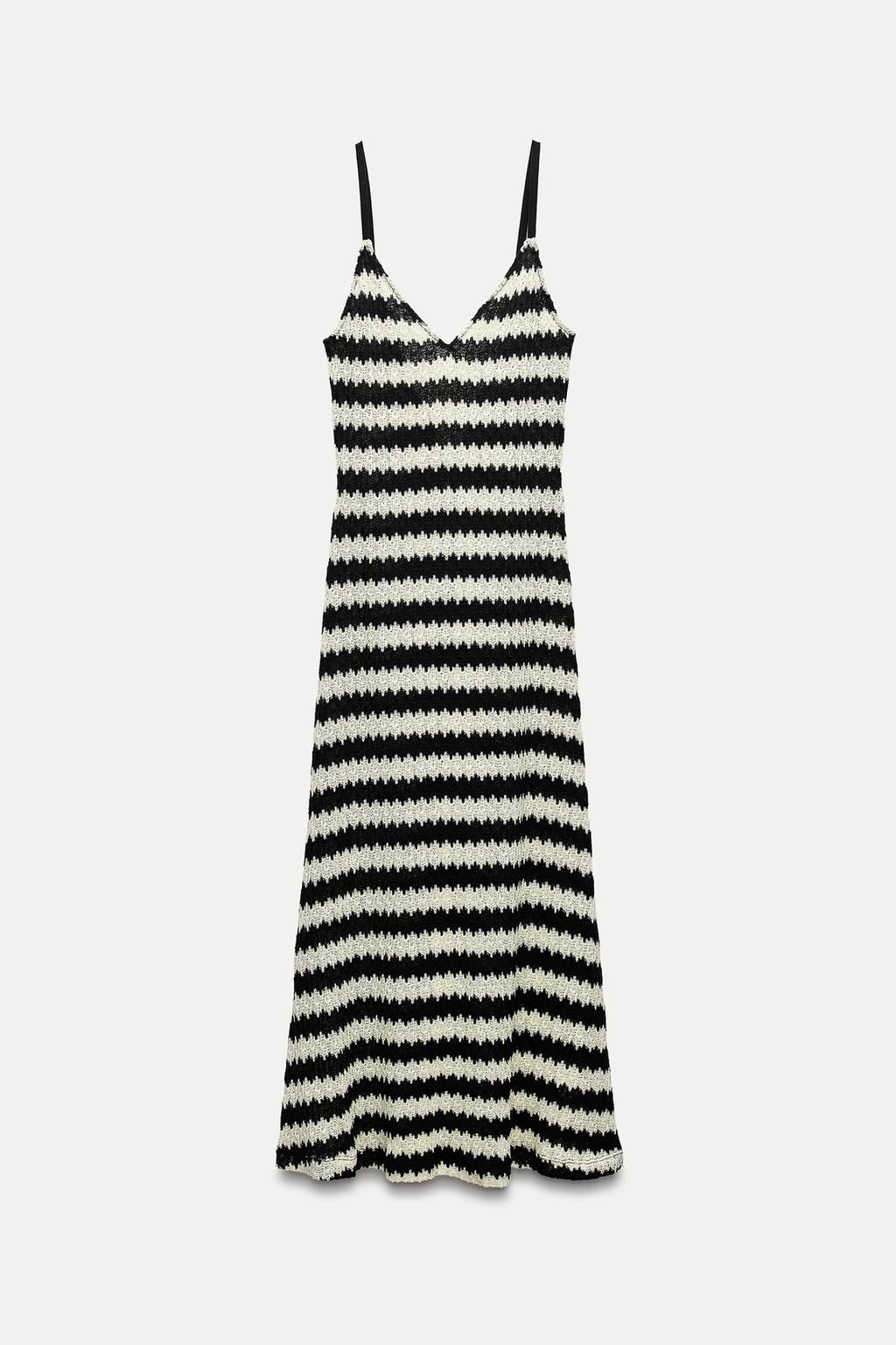 Kendall Jenner sorprende en Ibiza con un vestido de rayas que