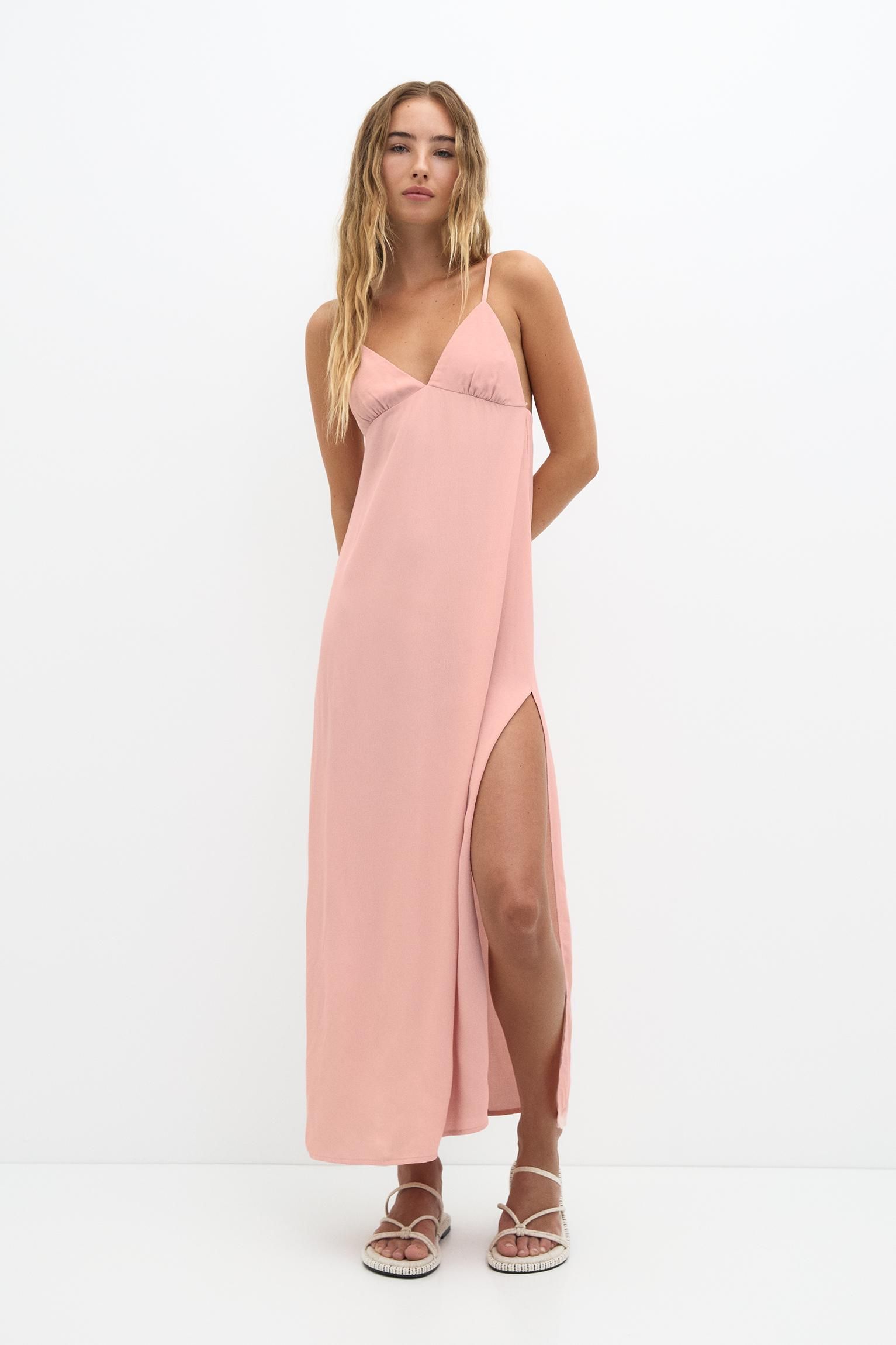 vestidos largos satinados de Zara, Stradivarius o Pull&Bear tan