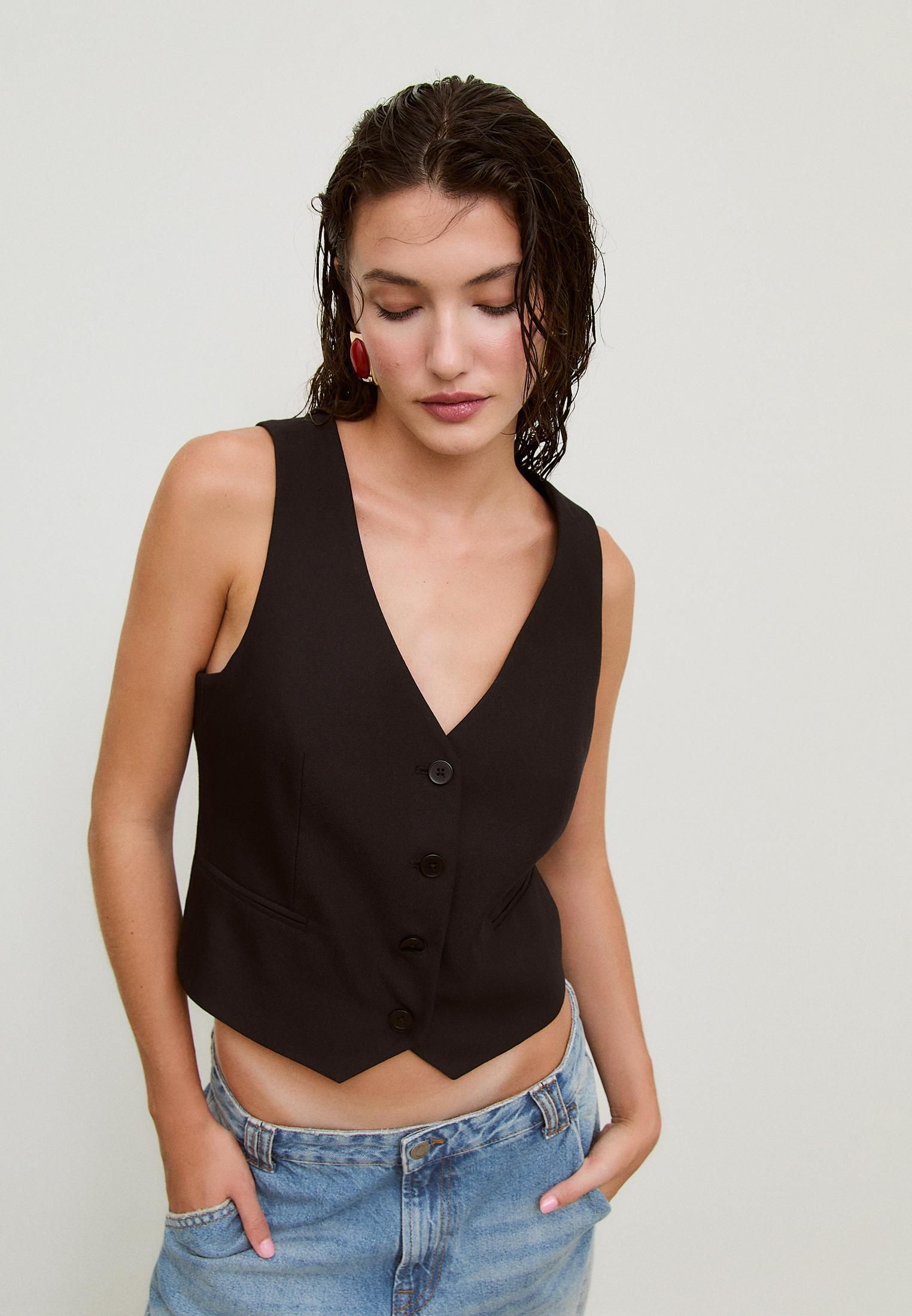 Stradivarius lanza el conjunto de chaleco y falda más elegante del