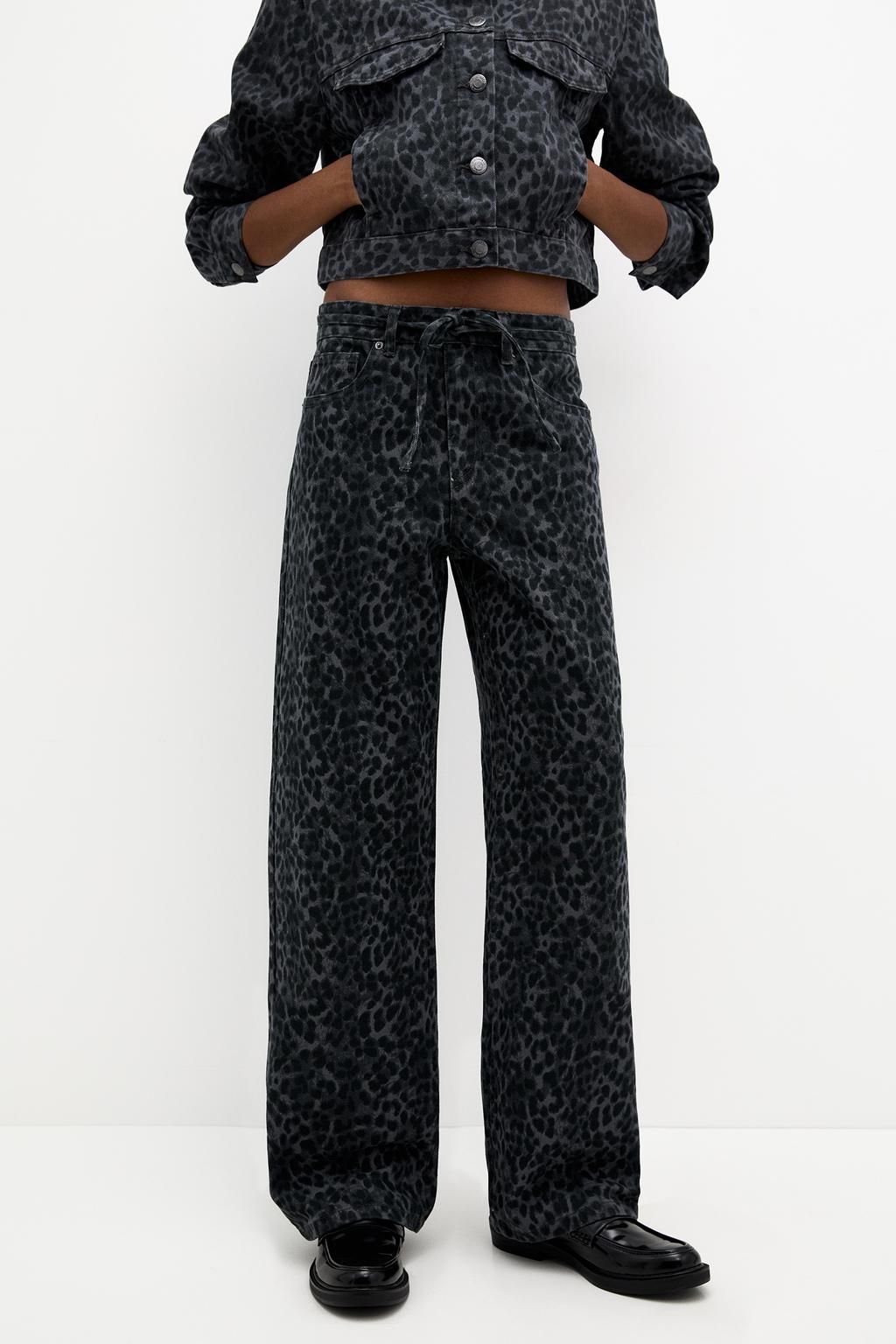 pantalones de leopardo de Zara, Stradivarius o Pull&Bear tan