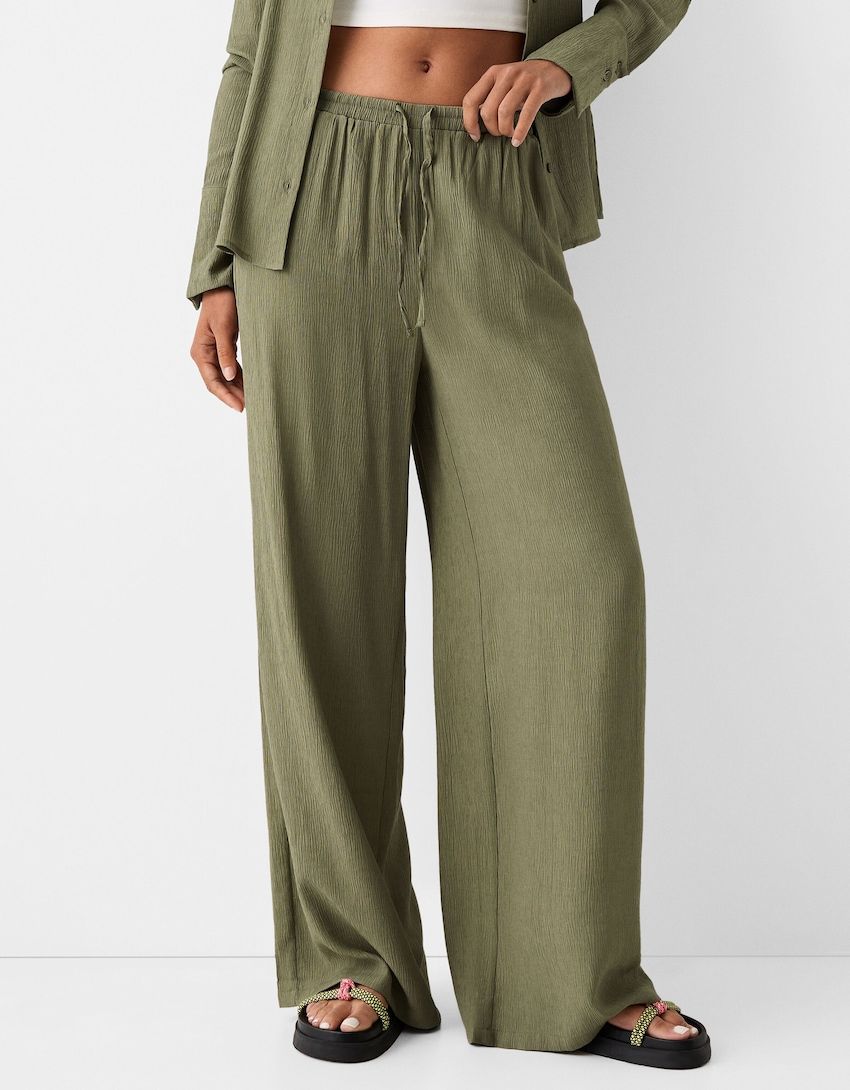 pantalones boho fluidos de Zara, Stradivarius o Bershka que