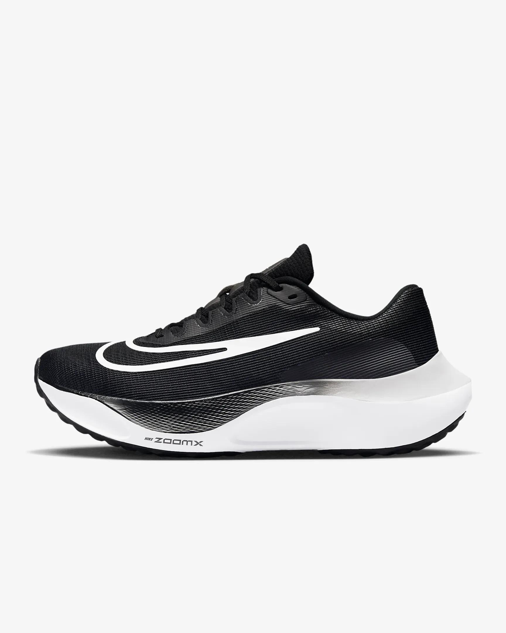 Nike lanza la nueva zapatilla con placa que agotan los corredores más  exigentes para sus carreras y entrenamientos