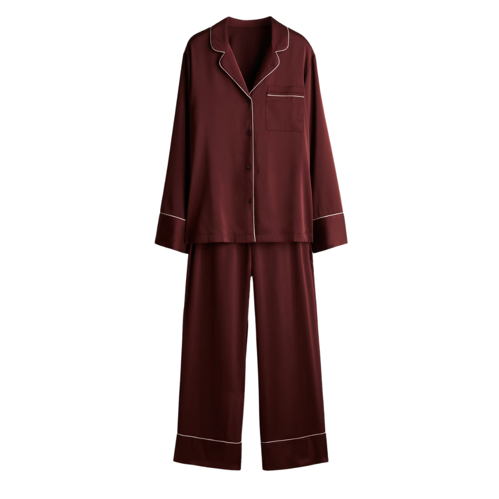 Met de satijnen pyjama van H&M maak je je cozy avonden compleet